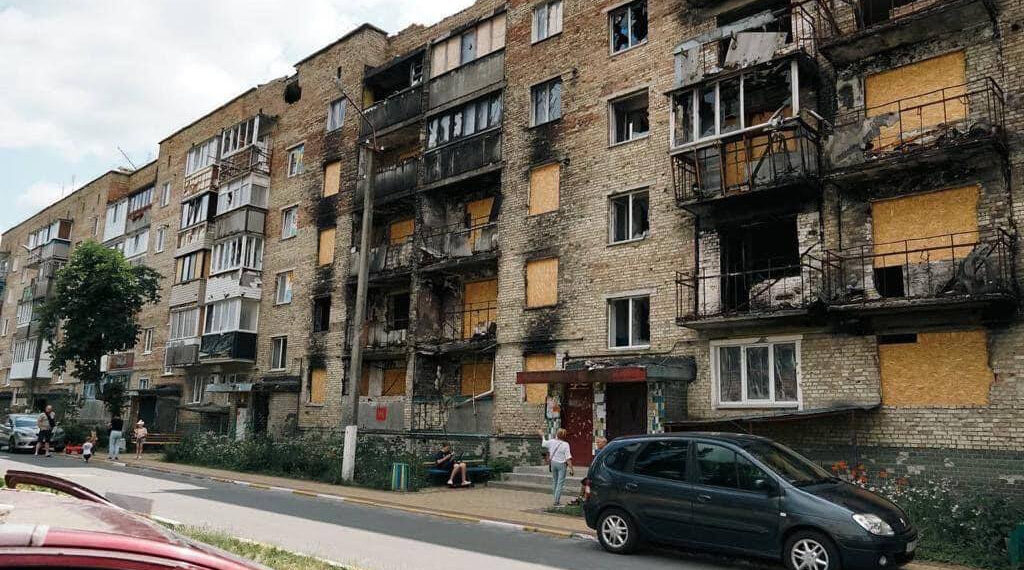 Голова КОВА взяв на контроль відновлення знищеної пʼятиповерхівки в Ірпені, фото – Київщіна