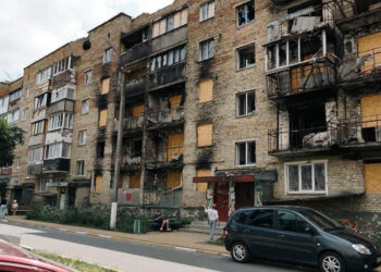 Голова КОВА взяв на контроль відновлення знищеної пʼятиповерхівки в Ірпені, фото – Київщіна