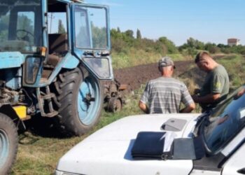 Інспектори «на гарячому» спіймали чоловіка, який палив суху траву вздовж автодороги Суми-Конотоп – Суми та область