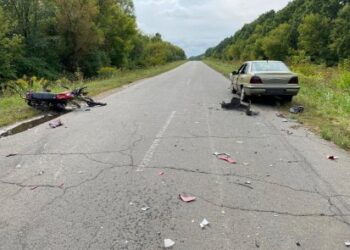 На Конотопщині мотоцикліст в’їхав у легковик на зустрічці – Суми та область