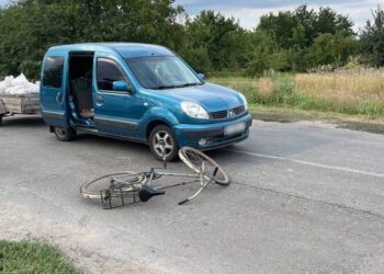 На Обухівщині автомобіль збив велосипедиста