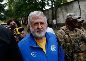 Одиночная камера с «парашей» в углу: источник раскрыл условия содержания Коломойского в СИЗО – Спорт