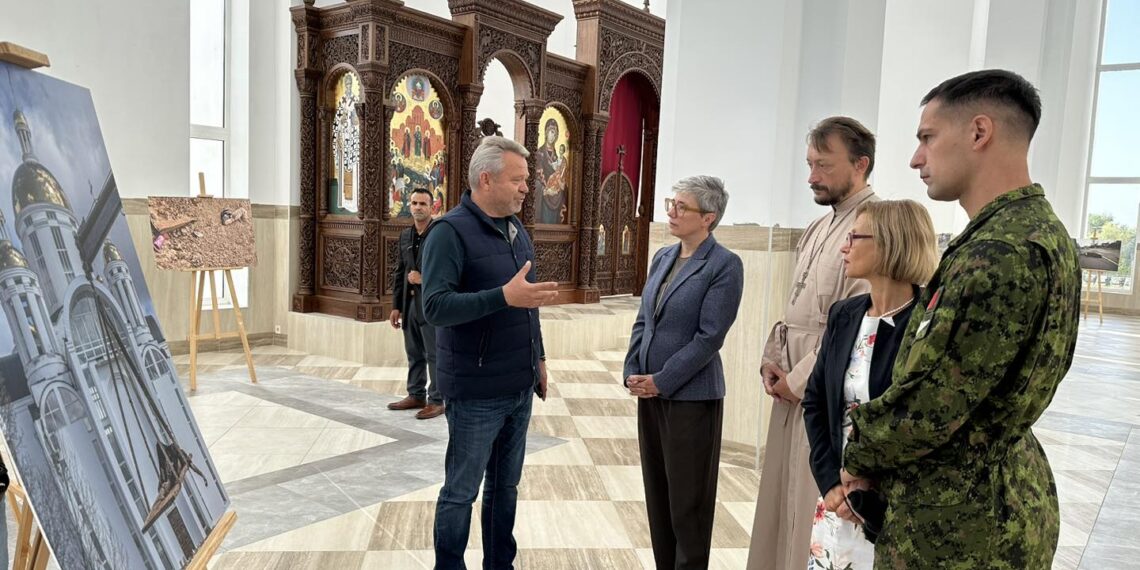 Посол Канади вшанувала пам’ять жертв воєнних злочинів у Бучі (ФОТО)