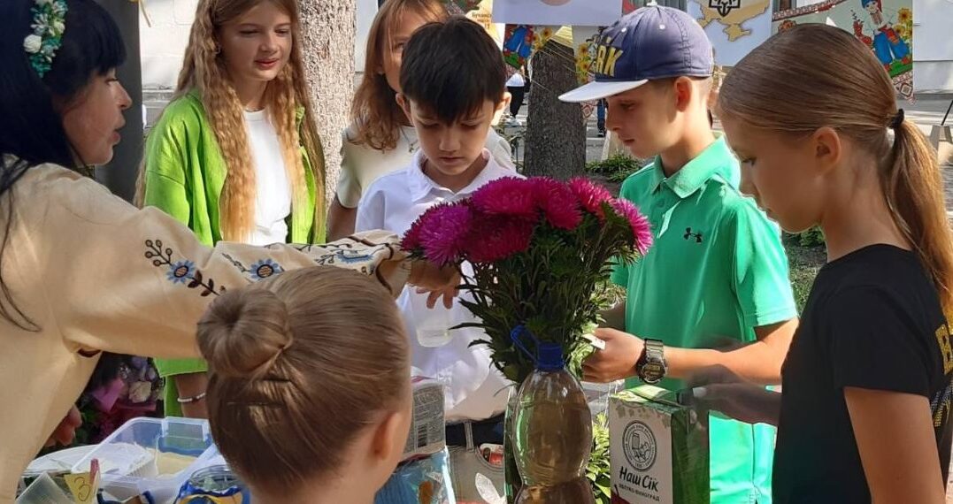 Школи Бучанської громади зібрали для захисників 200 тис. грн