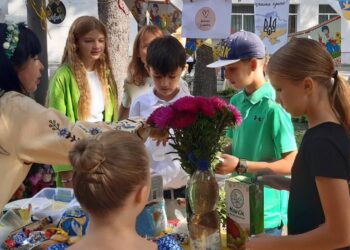 Школи Бучанської громади зібрали для захисників 200 тис. грн