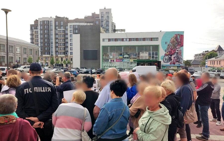 У Білій Церкві проходить мітинг проти безглудого витрачання бюджету під час війни (ФОТО)