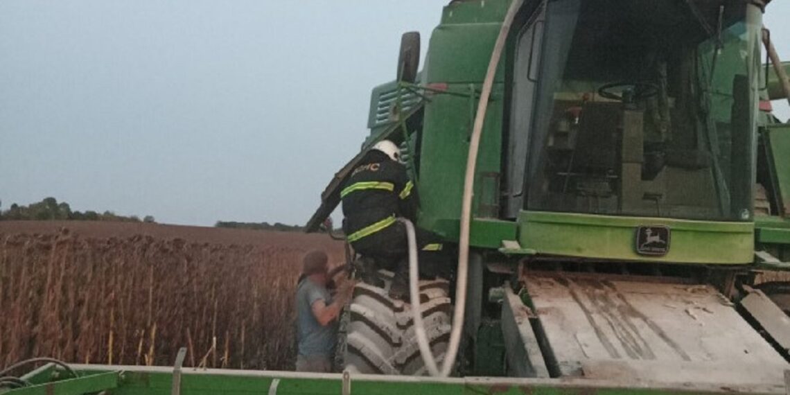 У Білоцерківському районі на полі загорівся комбайн