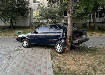 У Броварах нетверезий водій Subaru заїхав у дерево