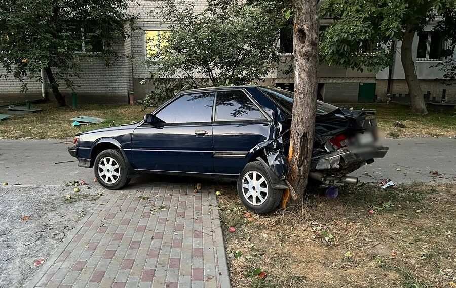 У Броварах нетверезий водій Subaru заїхав у дерево
