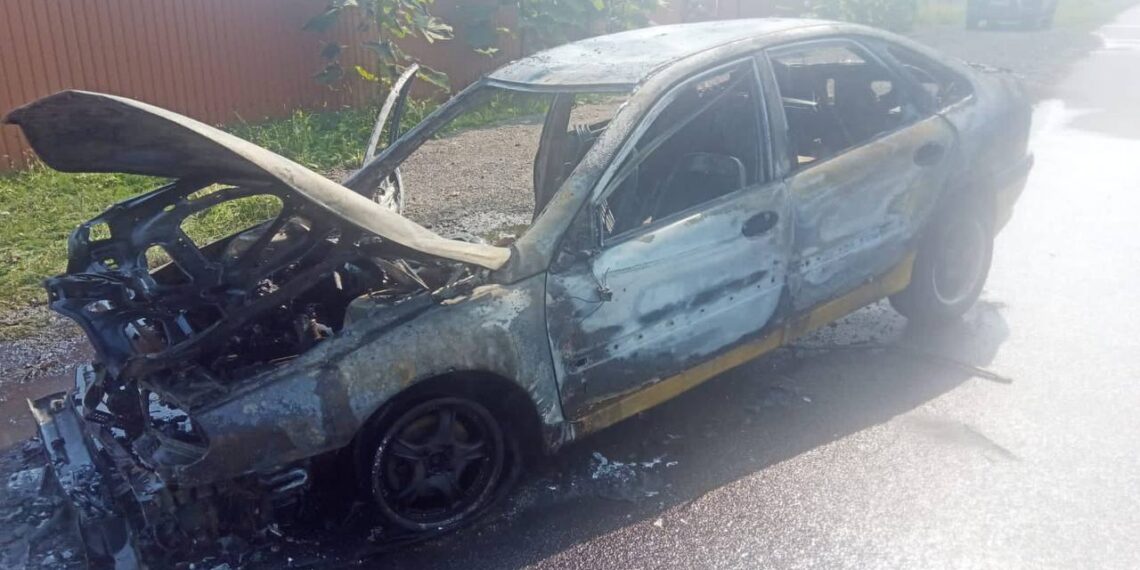 У Гостомелі посеред дороги вщент згорів автомобіль (ФОТО)