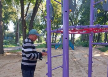 У літньому парку в Глухові облаштовують майданчик для дітей – Суми та область
