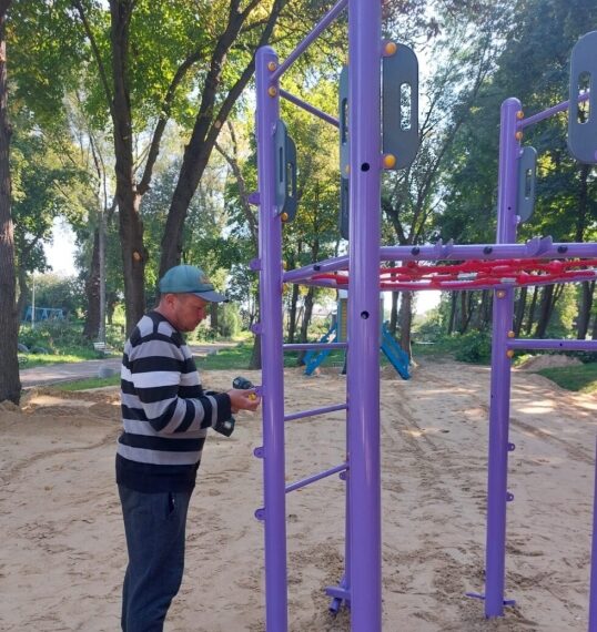 У літньому парку в Глухові облаштовують майданчик для дітей – Суми та область