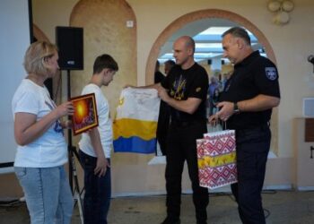 У Миколаєві юний художник Космо-Макс представив виставку своїх картин » Новини Миколаїва