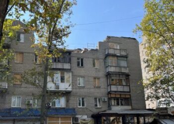 У Миколаєві відновлюють житловий будинок на Адміральській, який був пошкоджений російськими обстрілами » Новини Миколаїва