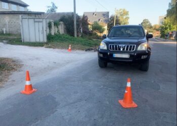 У Шостці велосипедист не розрахував швидкість і зіткнувся з джипом – Суми та область