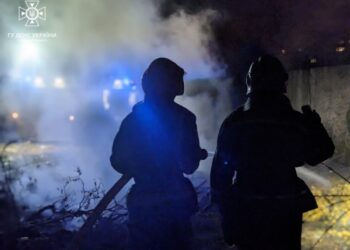 В Охтирці пожежа на відкритій території ледь не перекинулася на гаражі – Суми та область
