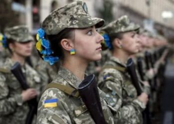 В Україні можуть мобілізувати на військову службу жінок з медичною спеціальністю | Політика