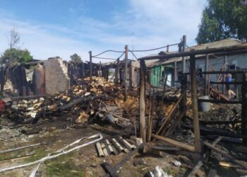 Внаслідок ворожих атак за минулу добу пошкоджено 15 будинків, залізницю і ЛЕП – Суми та область