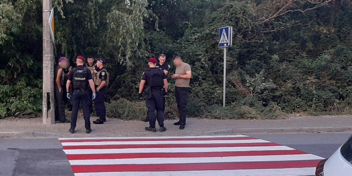 Житель Броварів накинувся на знайомого з ножем через ревнощі