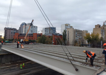 Дорожники завершили монтаж балок на Дегтярівському шляхопроводі | Київщіна