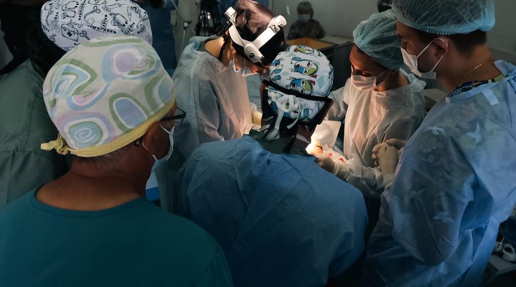 Американські хірурги безплатно прооперували військових з лицевими травмами на Київщині, фото – Київщіна