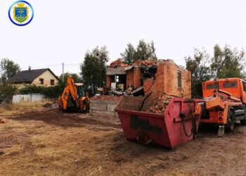 Гостомельську громаду продовжують розчищати від звалищ будівельного сміття (ФОТО)