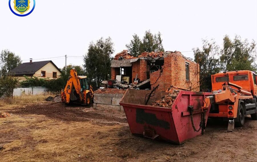 Гостомельську громаду продовжують розчищати від звалищ будівельного сміття (ФОТО)