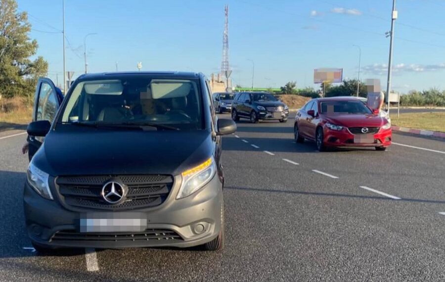 На Київщині водійка мікроавтобуса спричинила ДТП на кільці (ФОТО)