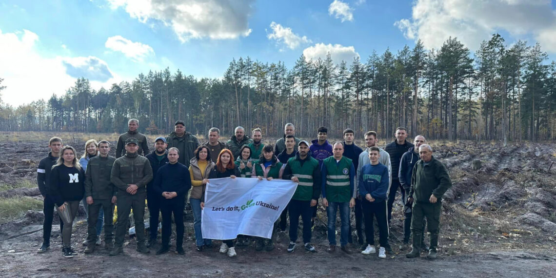 Поблизу Гостомельського аеропорту висадили 4,5 тисяч саджанців дубів та сосен (ФОТО)