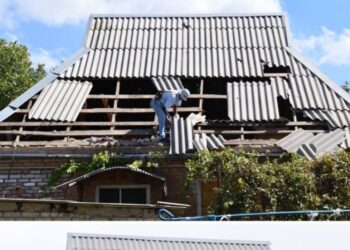 Ремонт житла, пошкодженого обстрілами у Нікополі