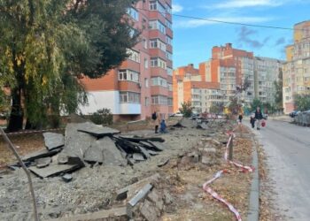 “Розкрадання грошей під час війни”: у Сумах на вулиці Збройних сил України зірвали рівний асфальт – Суми та область