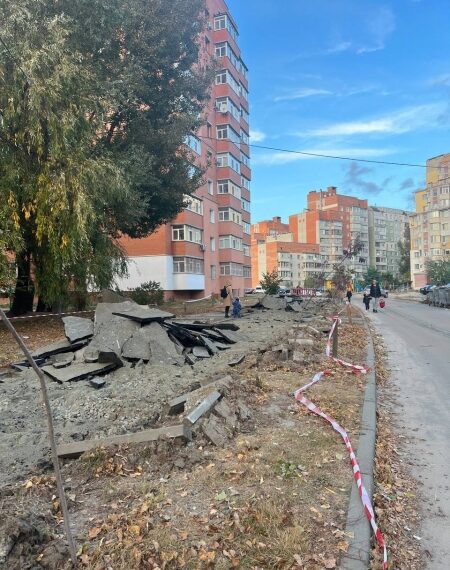 “Розкрадання грошей під час війни”: у Сумах на вулиці Збройних сил України зірвали рівний асфальт – Суми та область