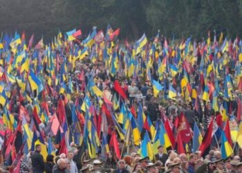 Сотні львів’ян прийшли на Личаківське кладовище вшанувати полеглих Героїв (ФОТО) – Перший львівській портал