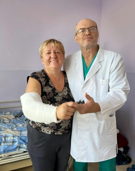 Сумські лікарі вдруге в області провели успішну операцію жінці з уламковим переломом – Суми та область