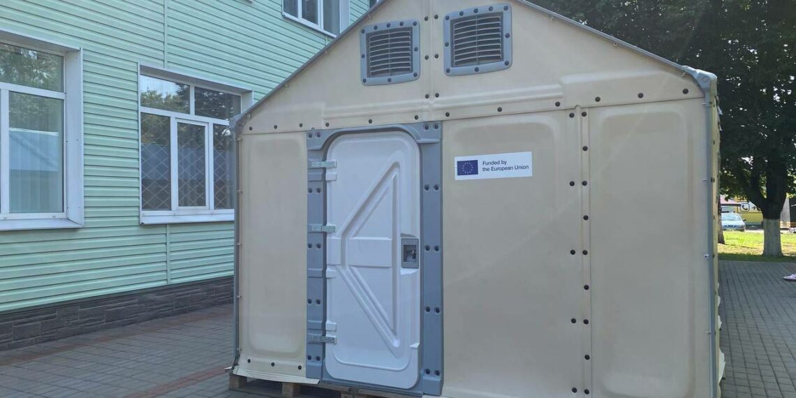 У Гостомелі продовжує працювати пункт видачі одягу для мешканців громади