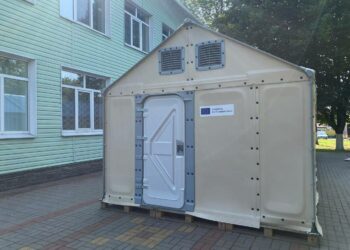 У Гостомелі продовжує працювати пункт видачі одягу для мешканців громади