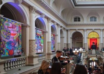 У Львові відкрилася виставка “Воїни світла”: збирають гроші для викладачів та студентів на передовій (ФОТО) – Перший львівській портал