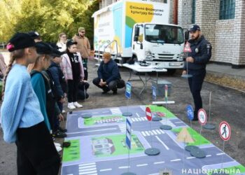 У Миколаєві поліцейські та рятувальники навчали ліцеїстів правилам безпечної поведінки » Новини Миколаїва