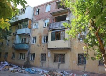 У Миколаєві відновлюють житловий будинок на Райдужній, що постраждав від обстрілів рф » Новини Миколаїва