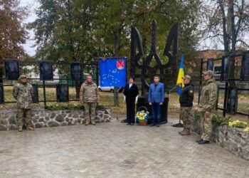 У прикордонному селищі на Сумщині відкрили пам’ятний знак Захисникам України – Суми та область