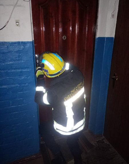 У Ромнах рятувальники допомогли хворій жінці, яка опинилася заблокованою у квартирі – Суми та область