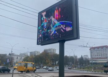 У Сумах чоловік жбурляв каміння у відеоборд – Суми та область