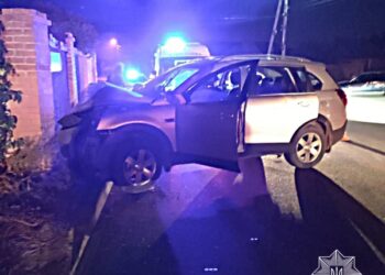 У Сумах водій позашляховика протаранив паркан приватного будинку – Суми та область