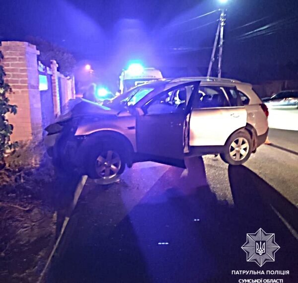 У Сумах водій позашляховика протаранив паркан приватного будинку – Суми та область
