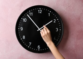 Українці переходять на зимовий час. Коли переводити стрілки – Перший львівській портал