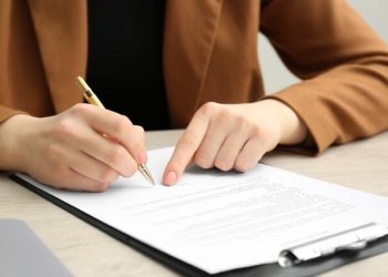 В Одессе сотрудница почты подделывала подписи мертвых людей и получала их пенсию