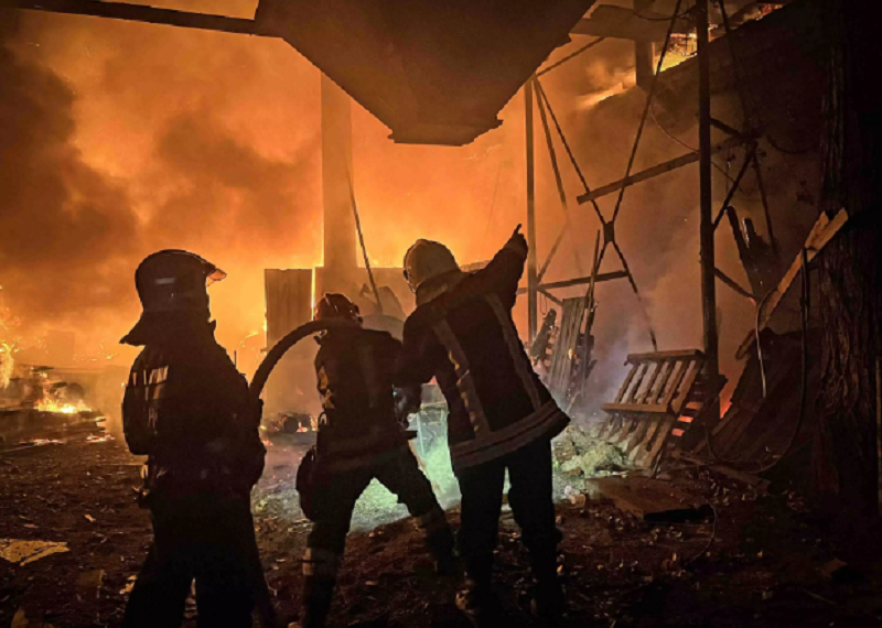 В Українці 45 рятувальників гасили пожежу у виробничо-складському приміщенні (ВІДЕО)