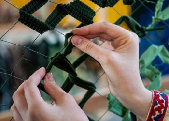 Жителів Глевахівської громади закликають долучитись до плетіння маскувальних сіток