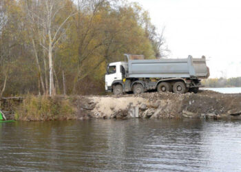 Забудовник засипає будівельним сміттям канал між озерами Тягле і Небреж – Ксенія Семенова (фото) | Київщіна