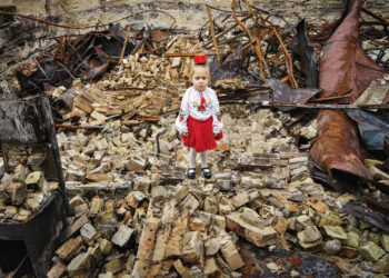 Дівчинка з Київщини попросила Святого Миколая побудувати їй нову школу, “бо стару спалили рашисти”, фото – Київщіна